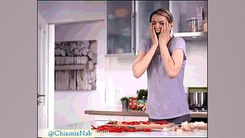 با دست فلفلی اشک دخترشو پاک کر...