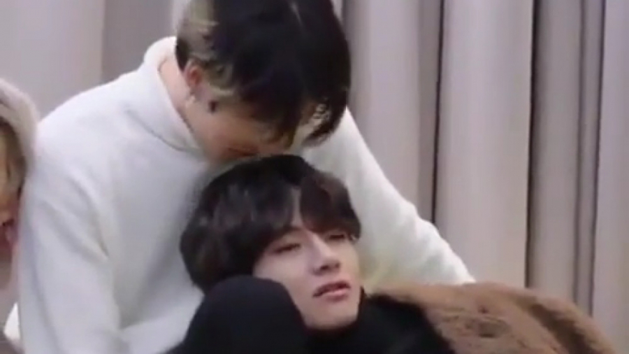 ویکوک♡علاقه ی زیاد کوکی به بو...