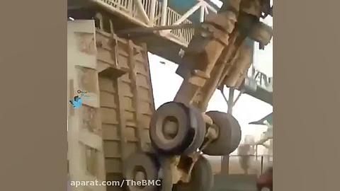 یه کامیون زیر پل عابر پیاده گی...