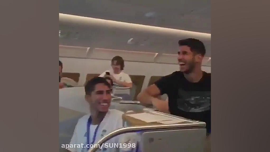 شعر خوندن یک دختر برای بازیکنا...