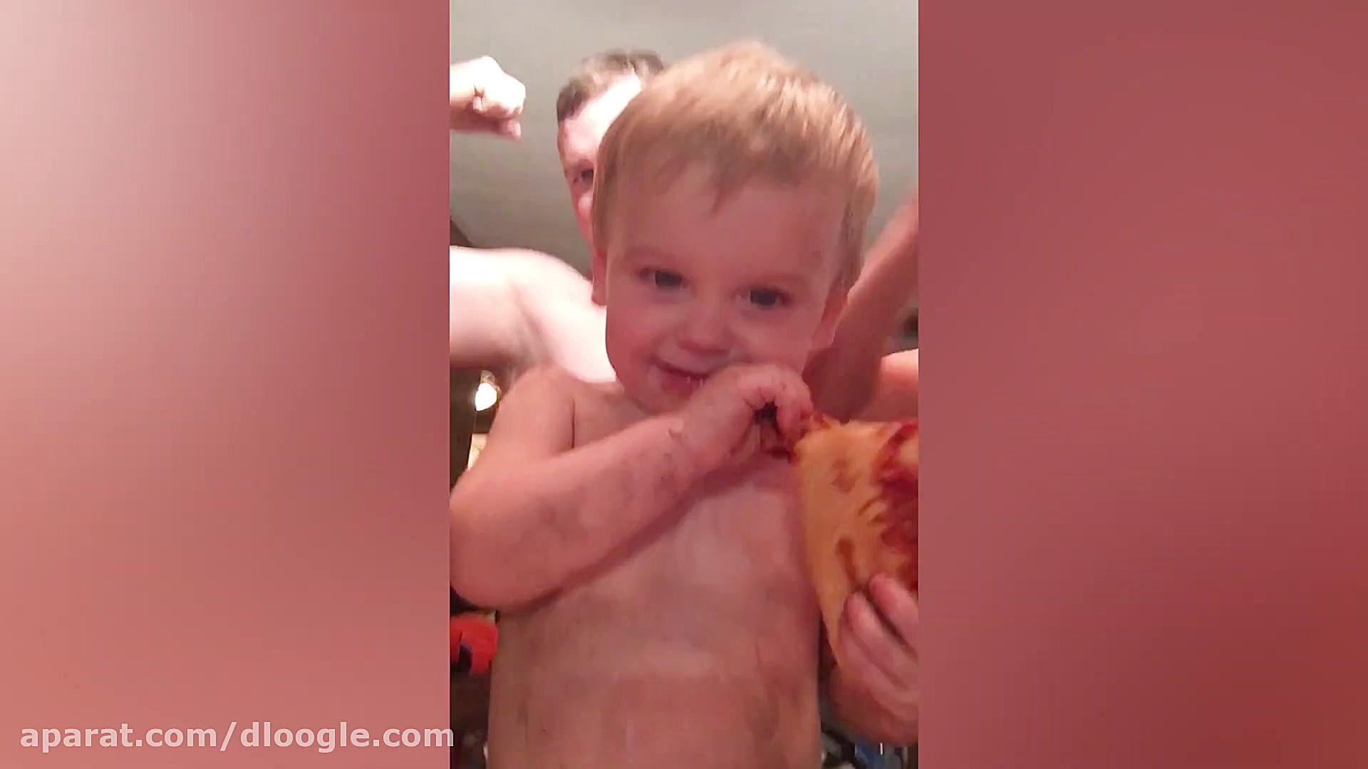 کودک در حال خوردن پیتزا  جالب...