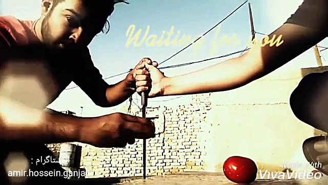 زدن گوجه روی لبه ی تیز چاقو با...