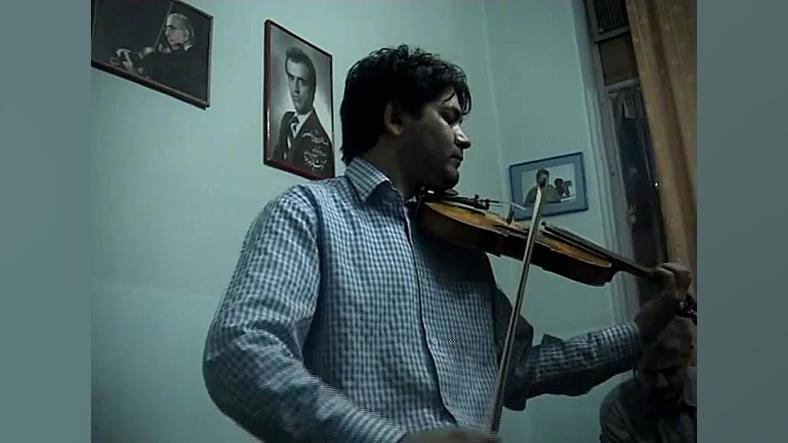 آواز ابوعطا دشتی‌ام با ویولون...