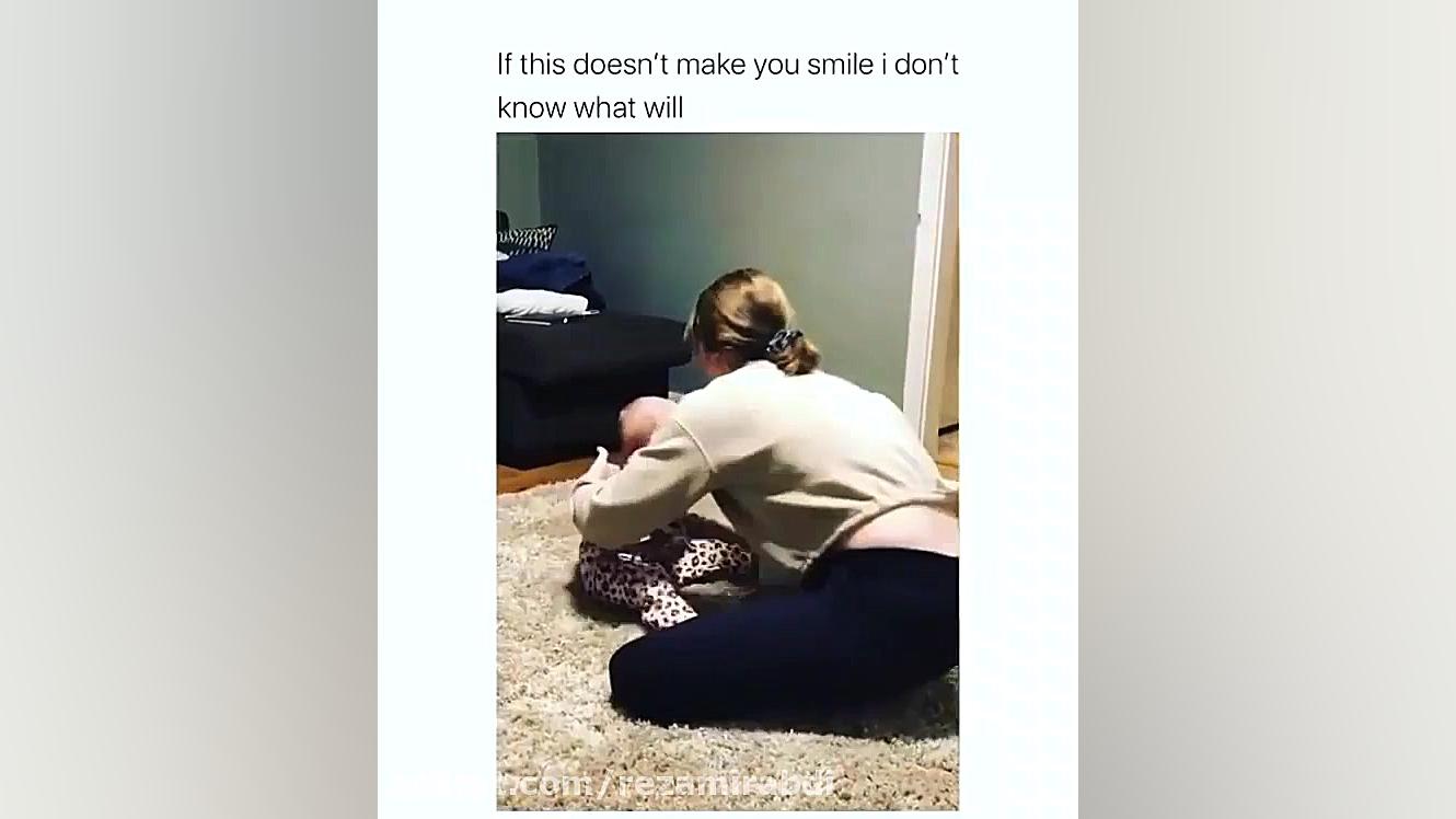 کودک بامزه چه خوشگل میخنده