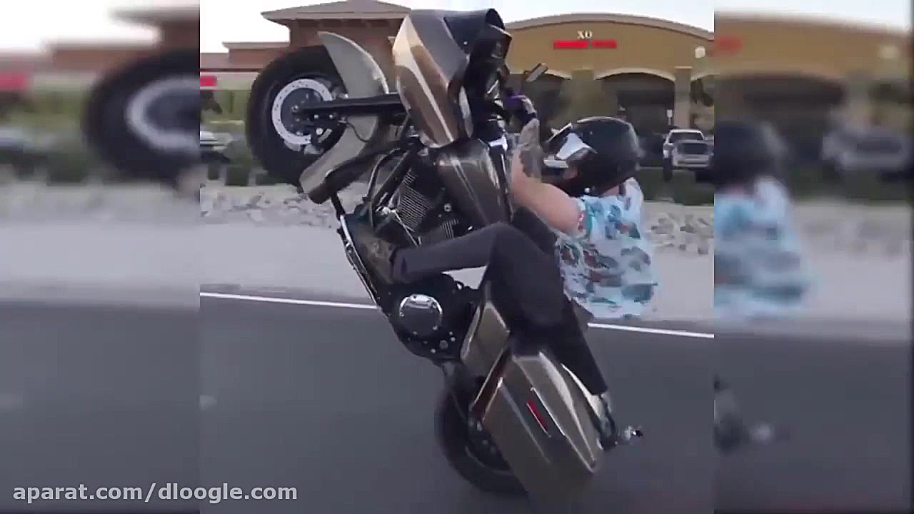 حرکات نمایشی با موتور سیکلت