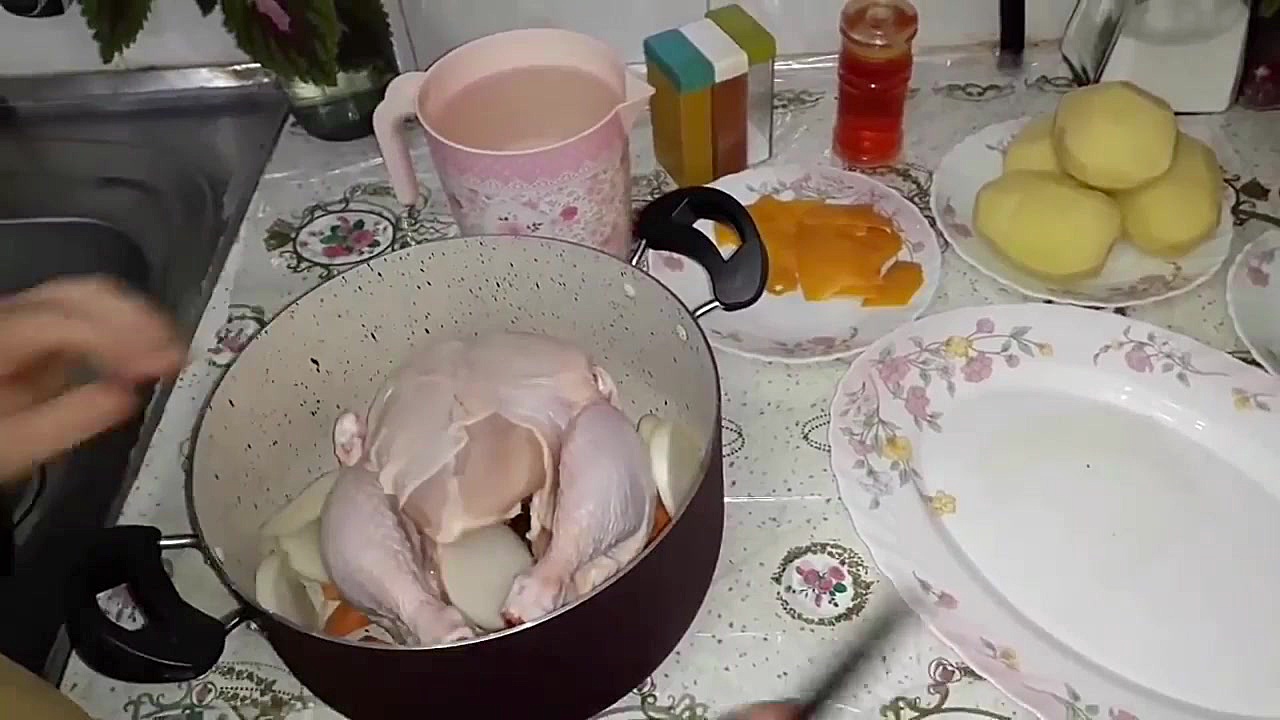 طرز تهیه مرغ درسته سرخ کرده خی...