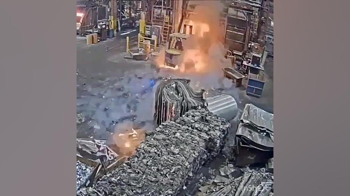 صحنه ای خطرناک در کارخانه ذوب...