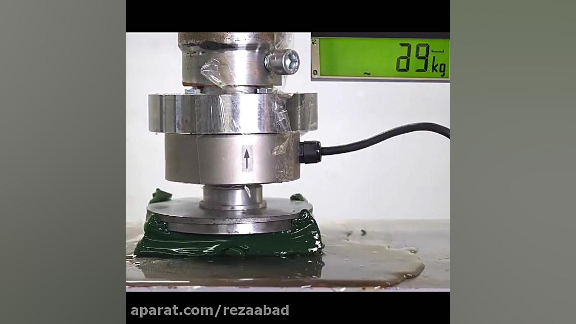 پرس اسفنج پر از آب