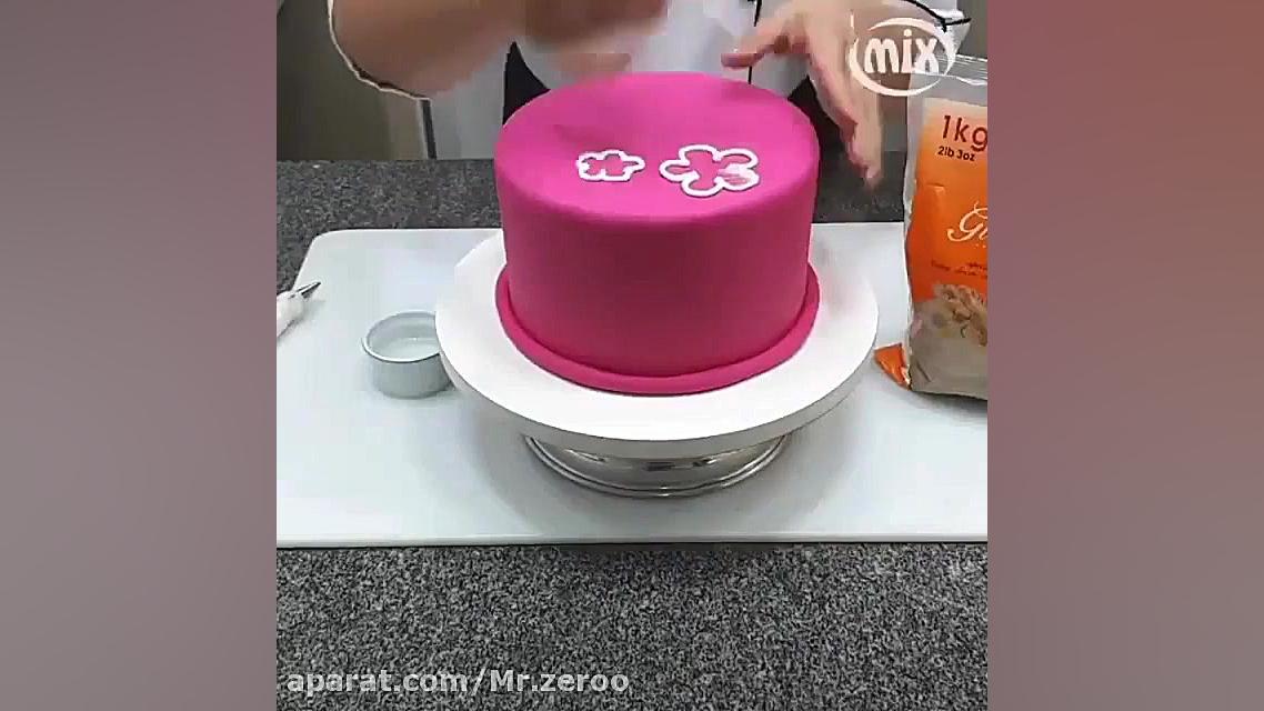 تزیین کیک خیلی هم زیبا...