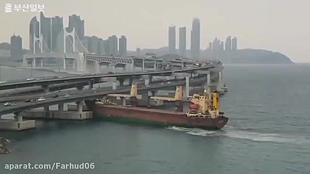 برخورد کشتی باری با پل در کره...