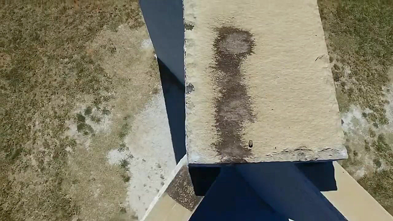 بنای یادبود گرانیتی مرموزِ &la...