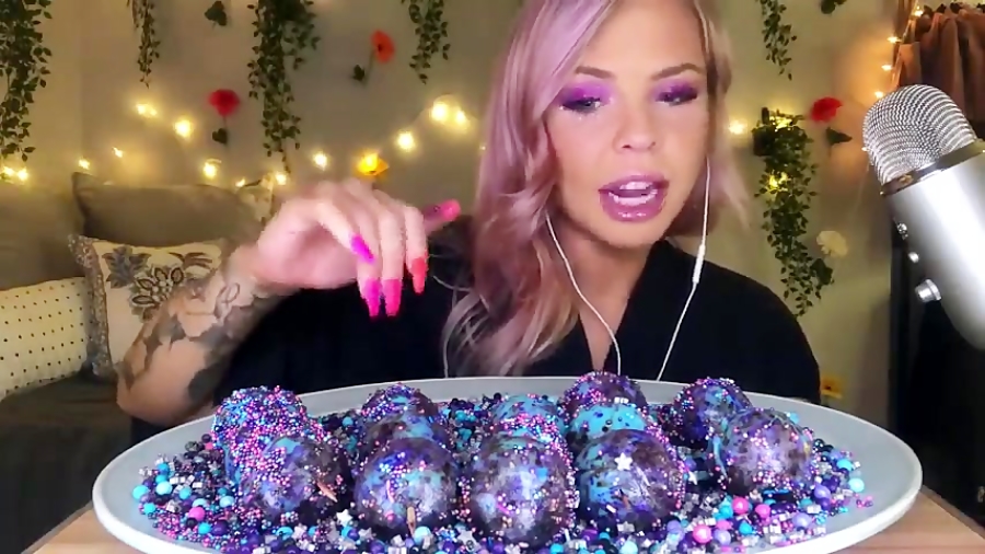 خوردن شکلات های کیوت