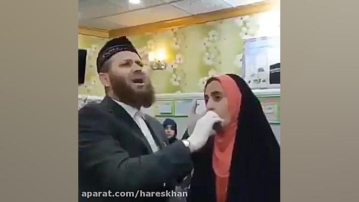 برا چی میزنه تو سر دختره؟