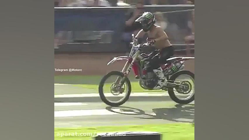 حرکت نمایشی با موتور کراس