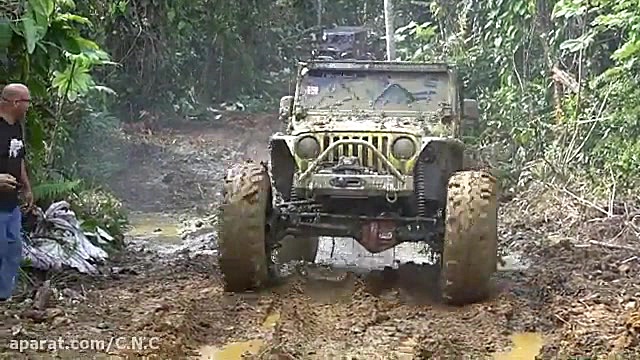 آفرود جیپ رانگلر در گل