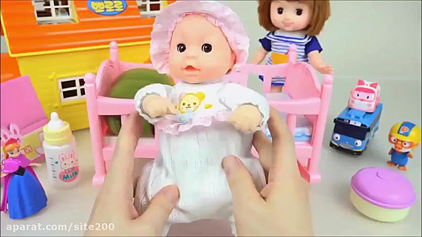 عروسک بازی دختر کوچولو و مراقب...