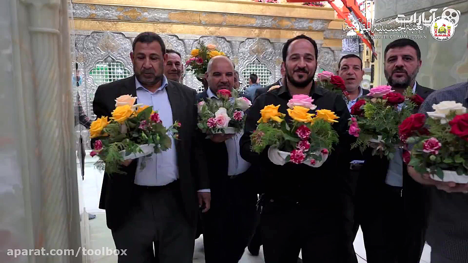 گل آرایی حرم امام حسین در شب ت...