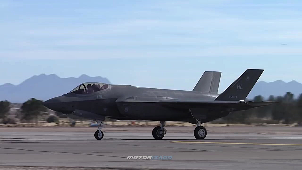 پرواز و فرود جنگنده F 35