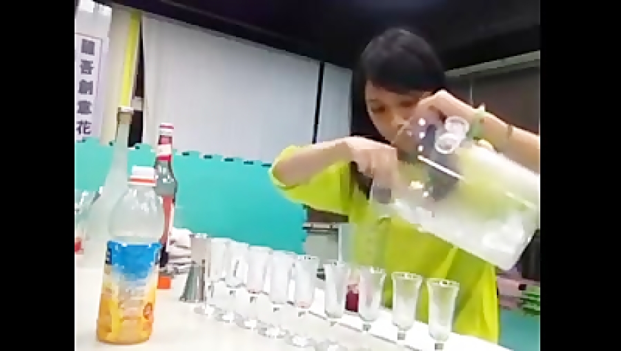 نوشیدنی های رنگی از یک لیوان