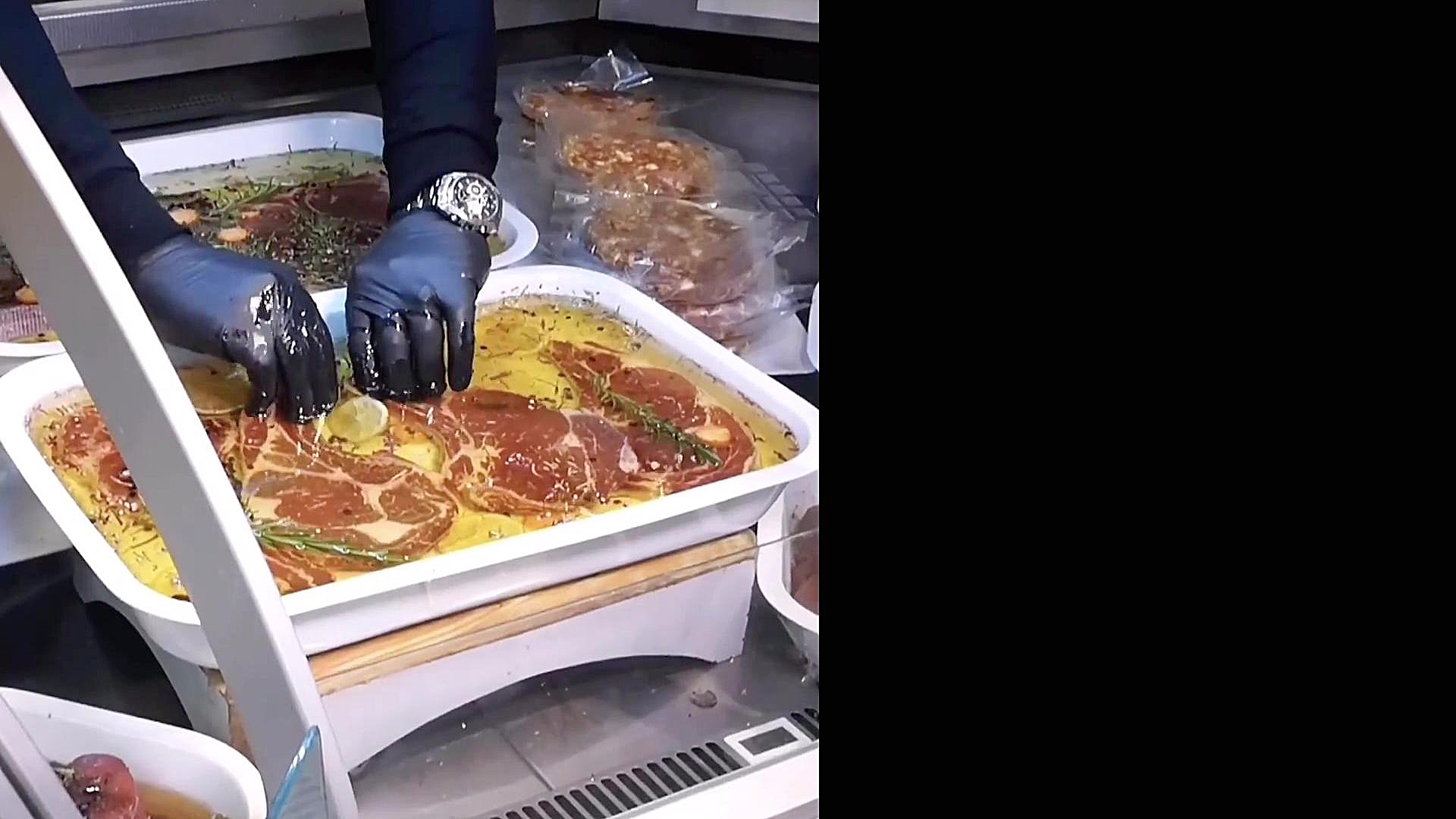 کی‌ هوس همیچین استیکی کرده؟