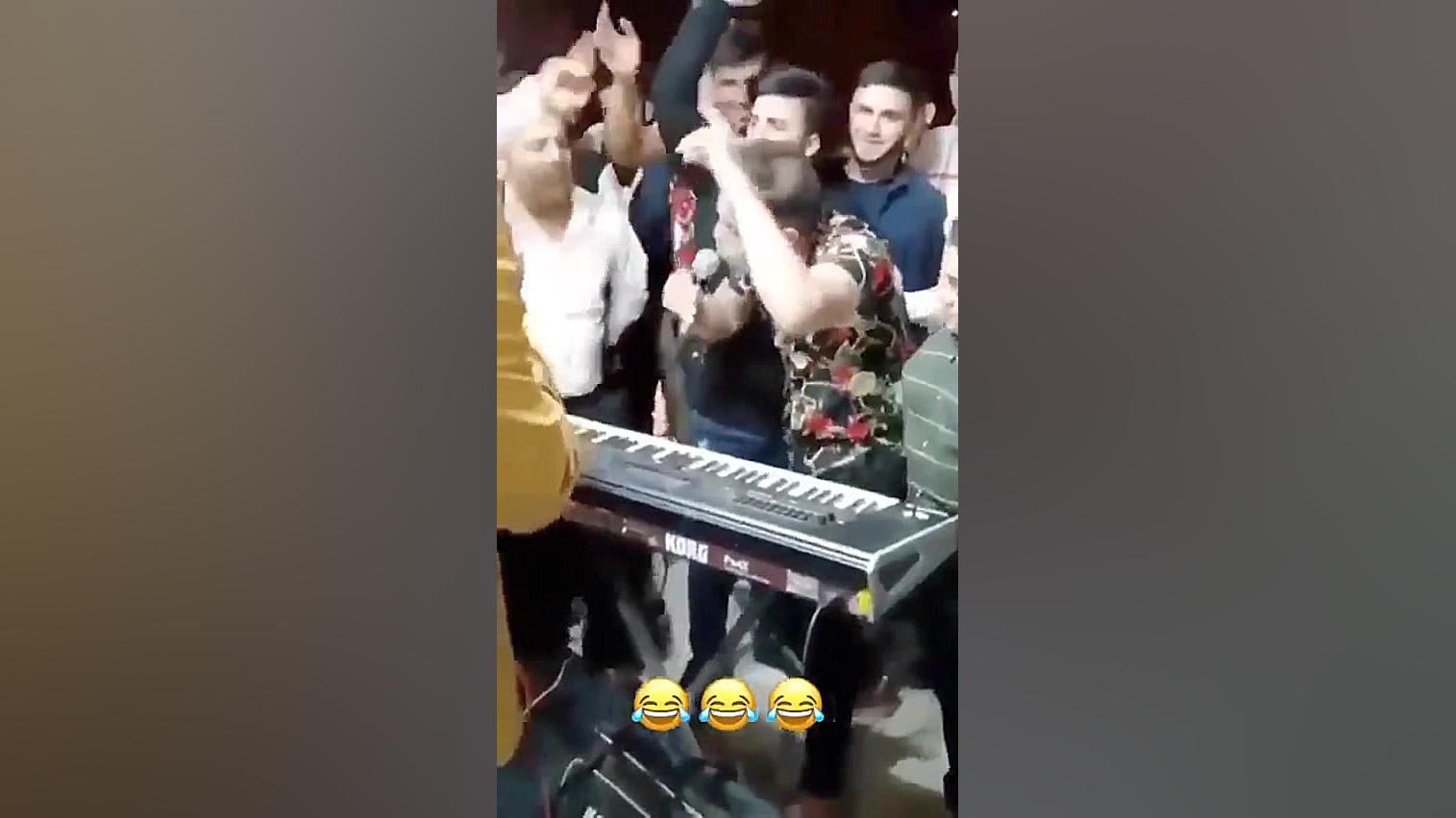 اون خنده ی وسطش انقلابی در موز...