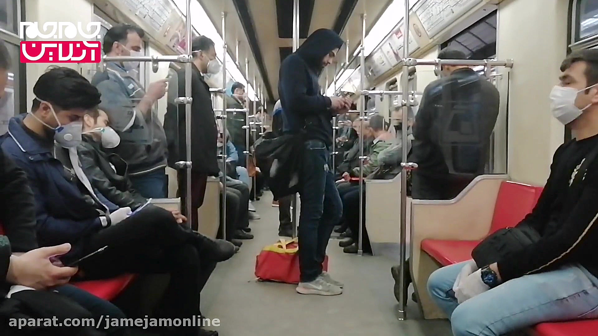 فاصله گذاری اجتماعی در مترو از...