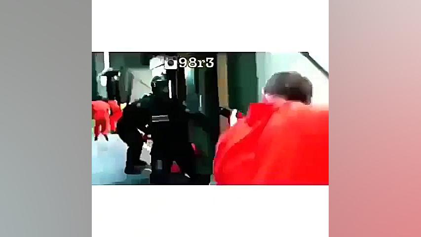 کلیپ دعوای زندانیها باپلیس ها...