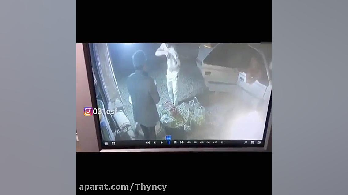 سرقت گروهی از مغازه میوه فروشی...