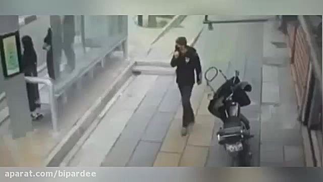 گوشی قاپی در ایستگاه اتوبوس ته...