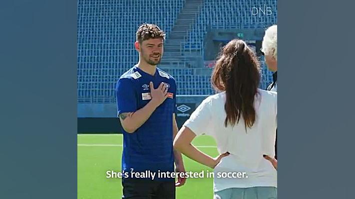 بازی فوتبال زن در مقابل مرد