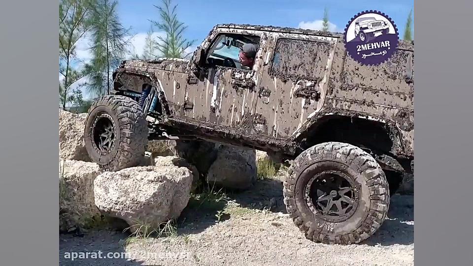 جیپ رانگلر در حال صخره نوردی