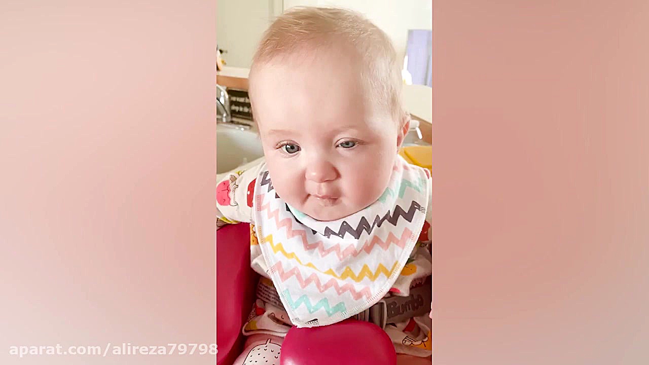 عکس العمل خنده دار کودک به همه...