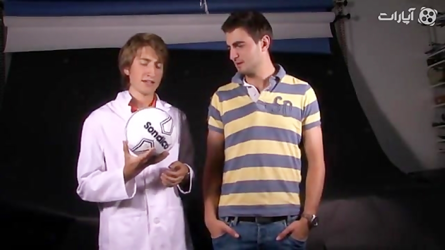 آهسته فیلم خوردن توپ به صورت