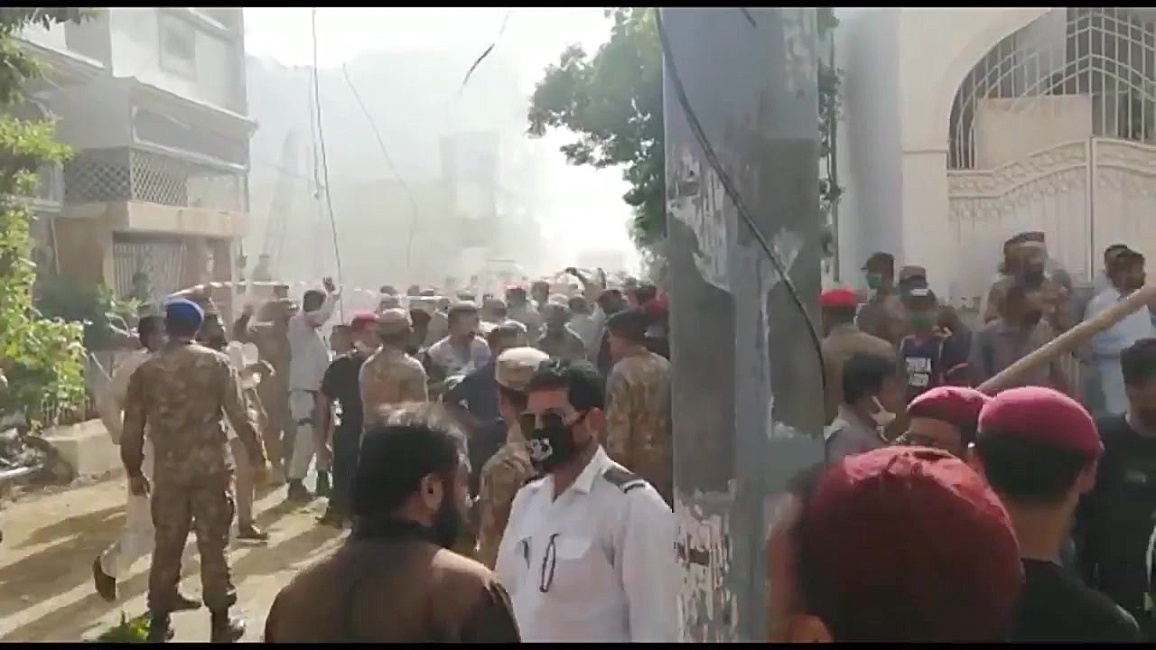 سقوط هواپیمای مسافربری در کراچ...