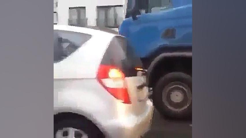 حواستون به نقطه کور کامیون ها...