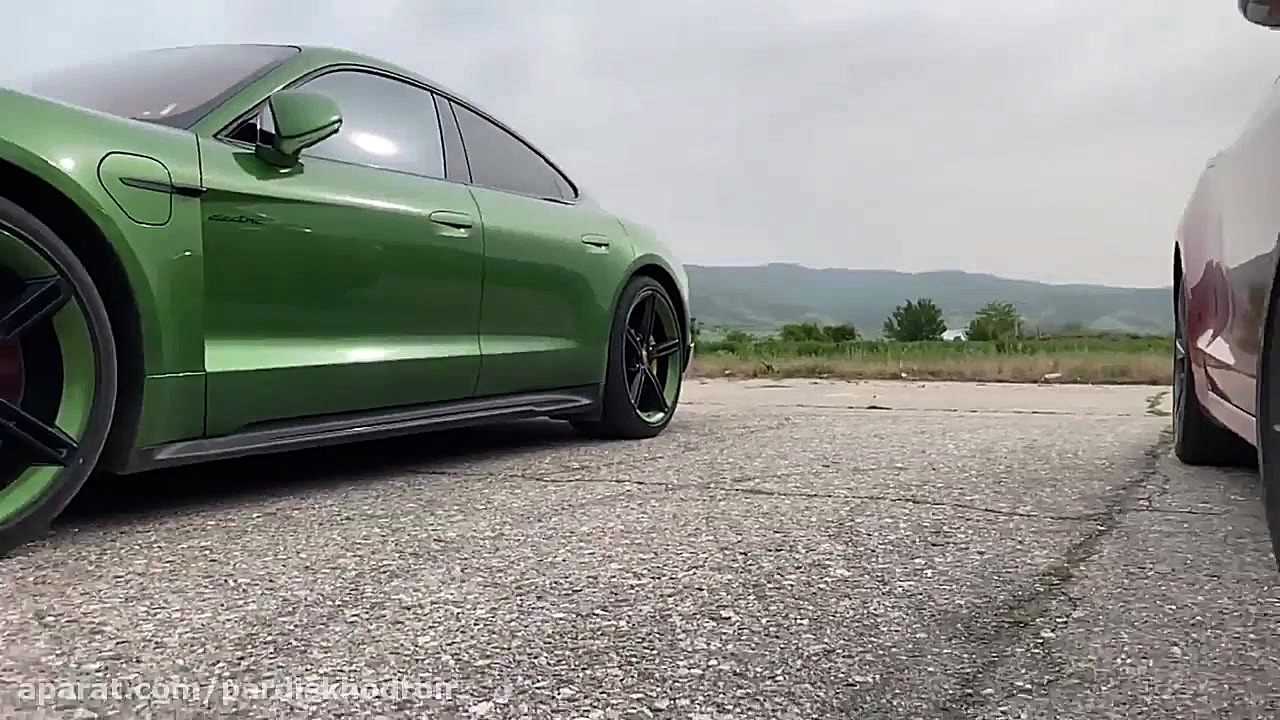 درگ تسلا مدل s و پورشه تایکان