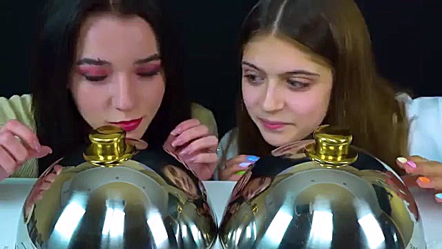 چالش خوردن شکلات های عجیب