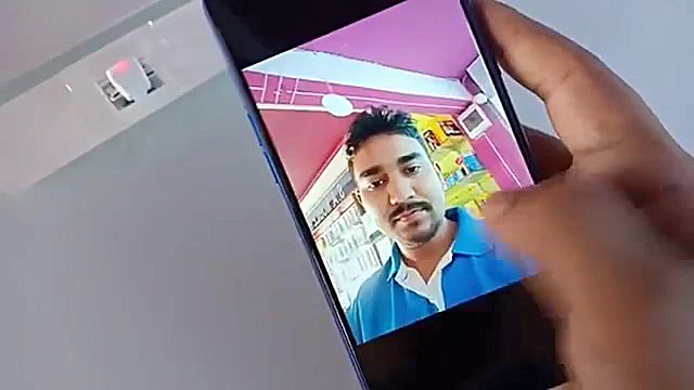 realme 3i در حال پاک کردن ناخو...