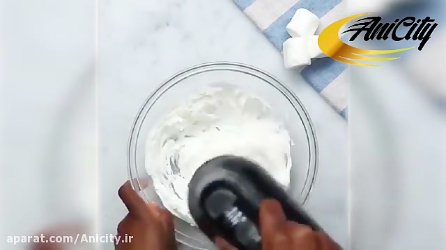 کیک سه لایه خامه ای