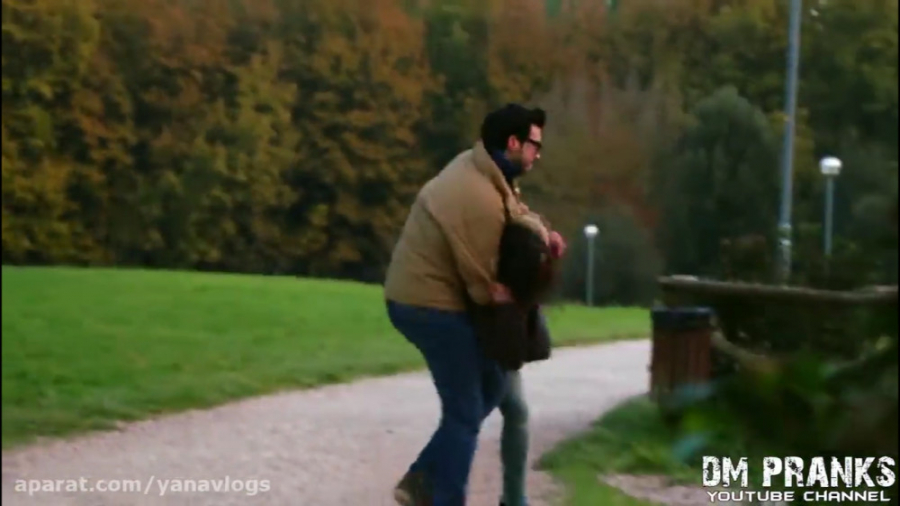 ایا به دختری که داره کتک میخور...