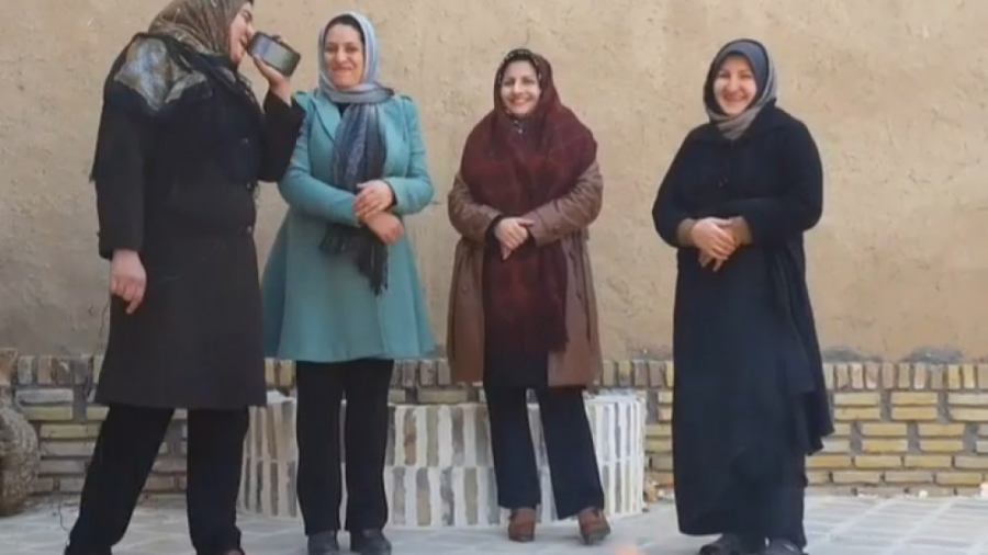 زنانی که یک آغل گوسفند را اقام...