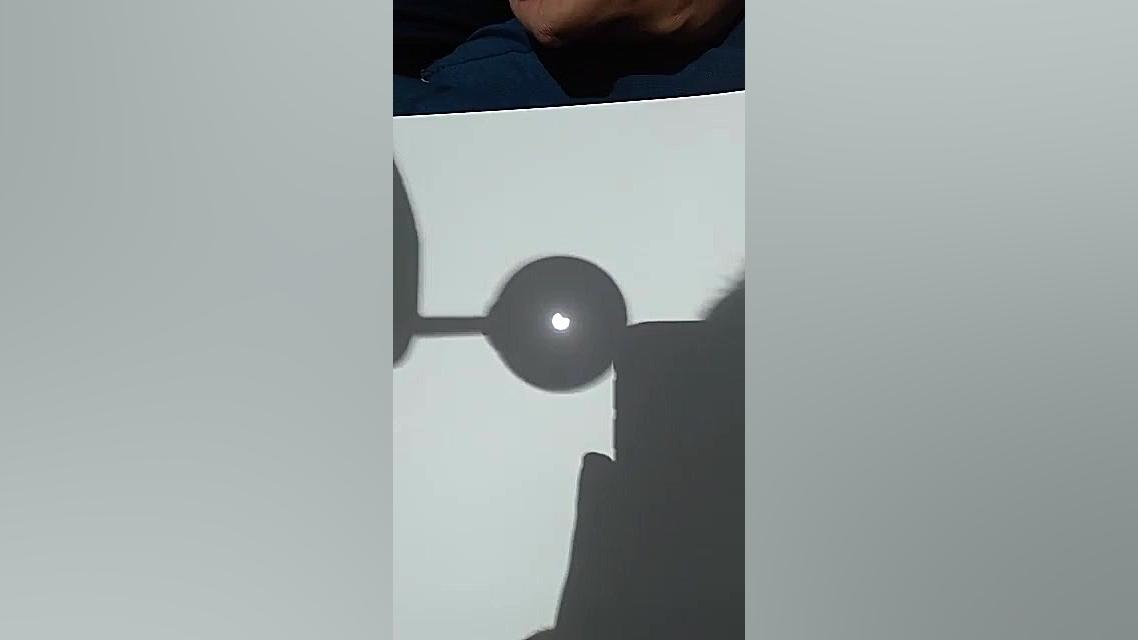 مشاهده خورشید گرفتگی با ذره بی...