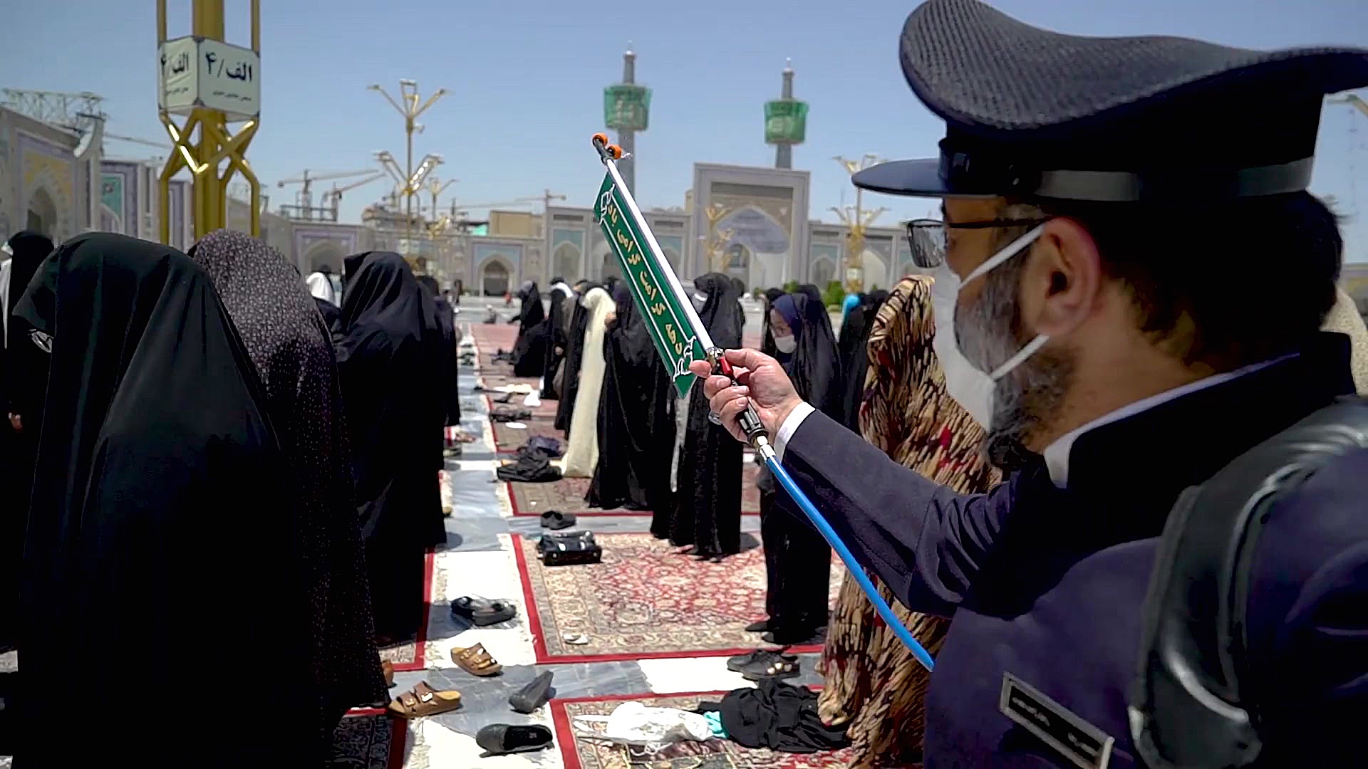 گلاب پاشی حرم مطهر امام رضا(ع)...