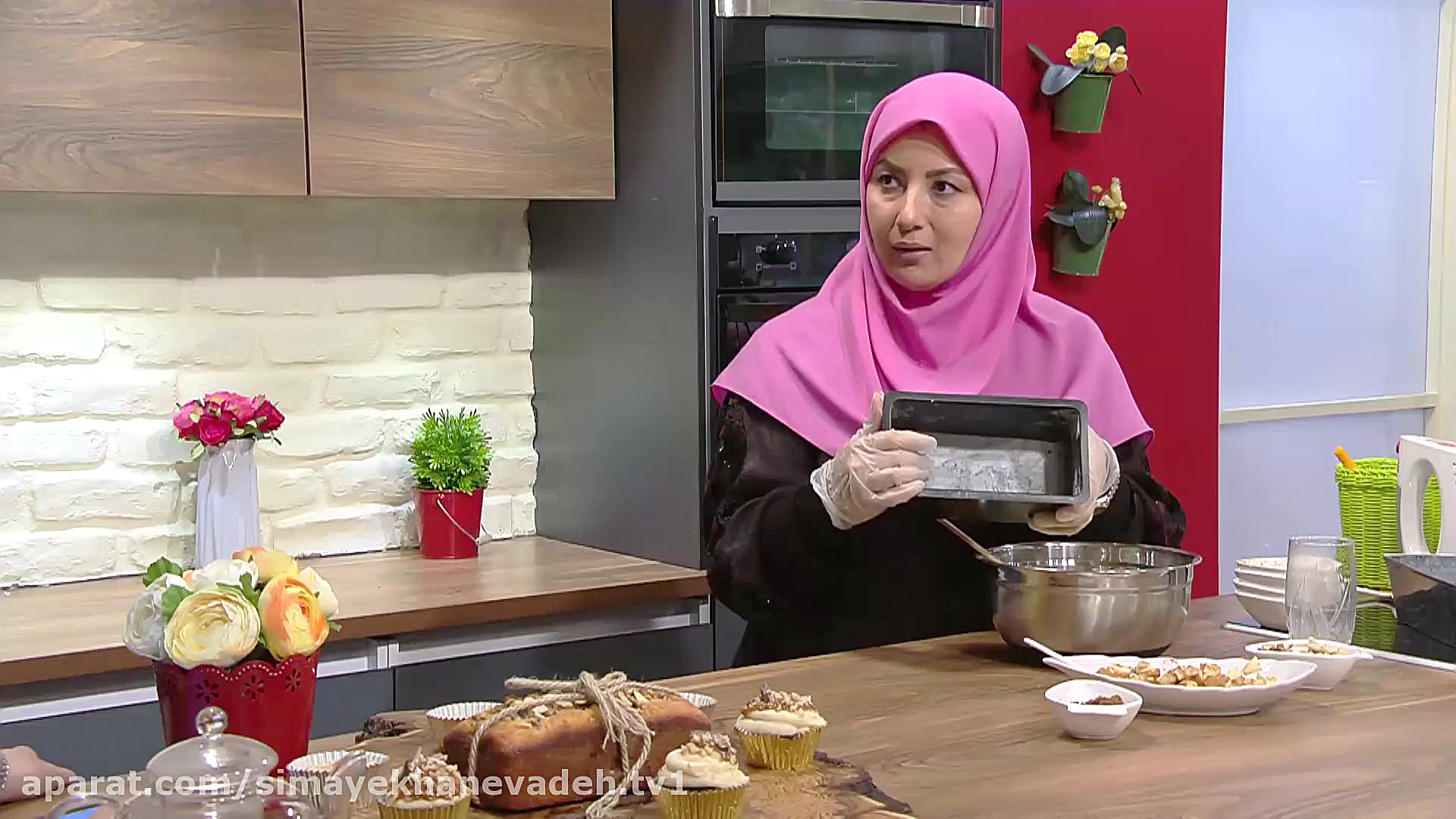 آموزش پخت کیک همراه با خانم را...