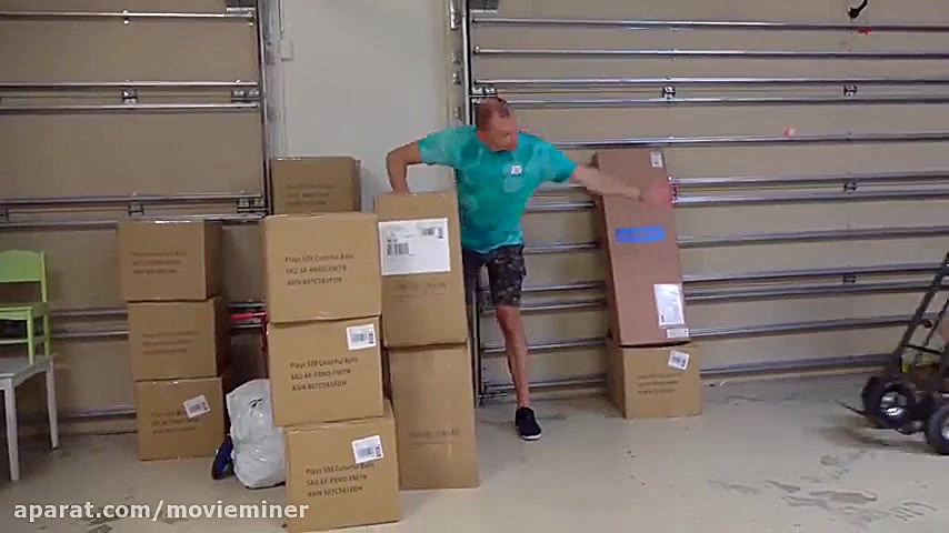 استیسی با دوستاش داره تو حیاط...