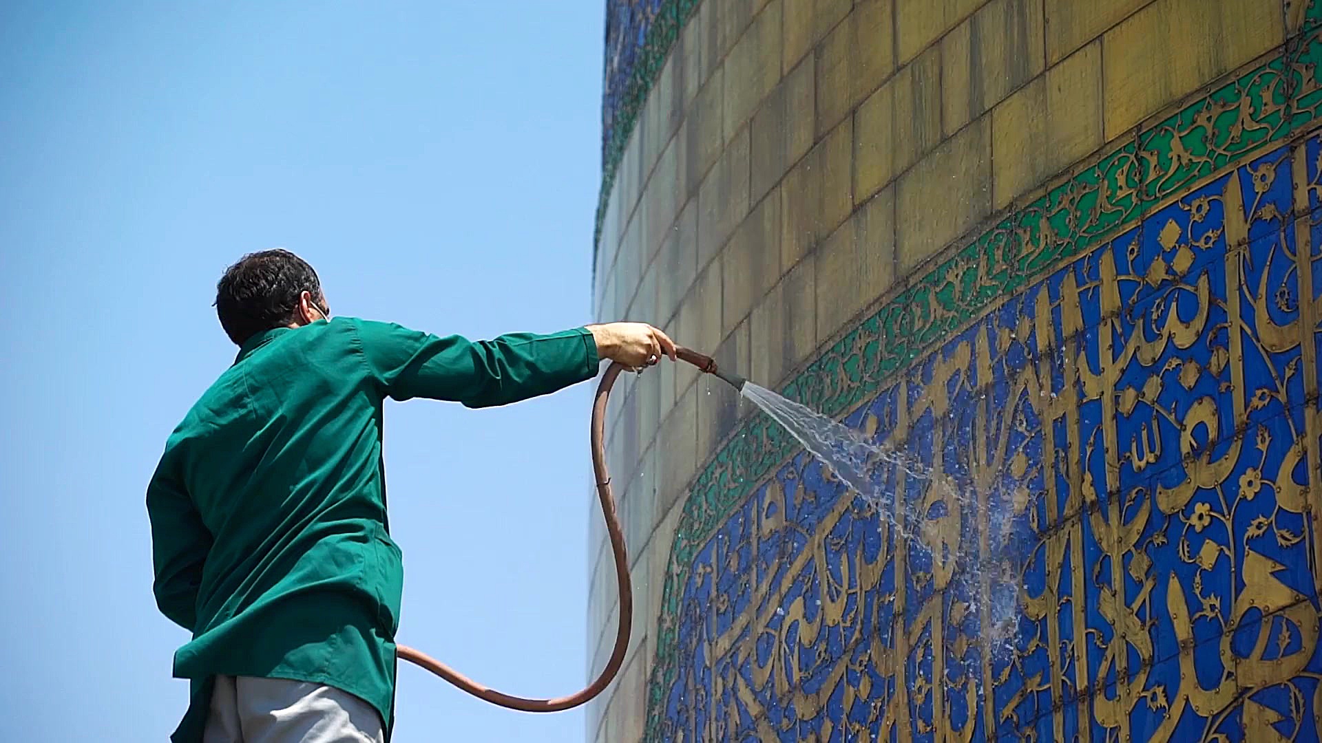 شست و شوی گنبد منور رضوی در آس...