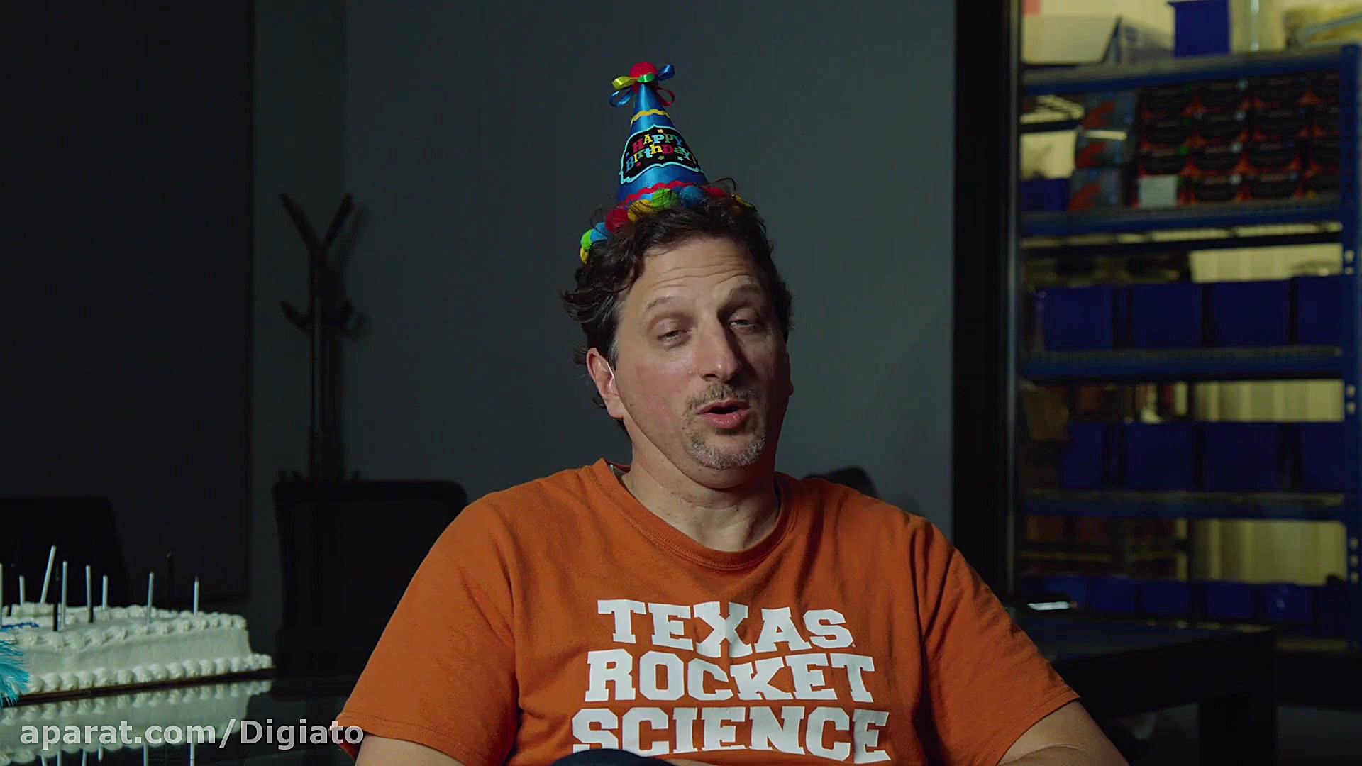 روشن کردن شمع کیک تولد با موتو...