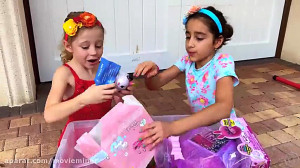 ناستیا و استیسی در حیاط بازی م...