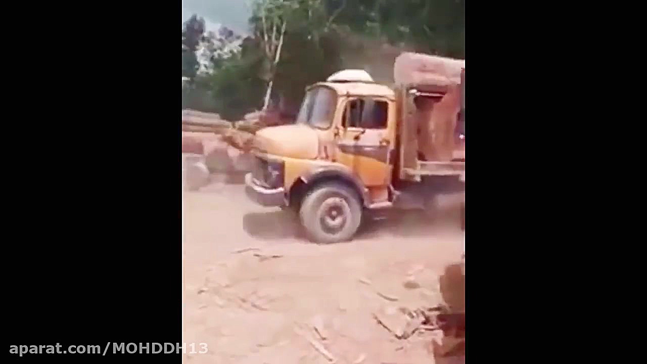 سقوط کامیون ها و بیل میکانیکی...