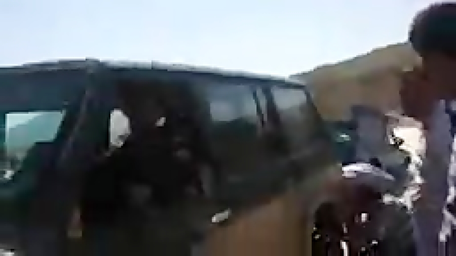 بیرون کشیدن نیسان آبی از رودخا...